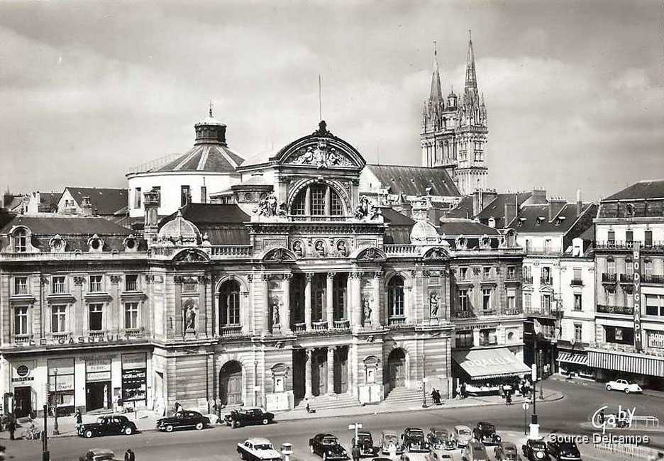49 Angers La Place du Ralliement et le Theatre.jpg